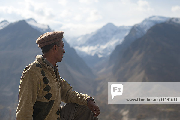 Ein Mann blickt auf das Hunza-Tal  Gilgit-Baltistan  Pakistan  Asien