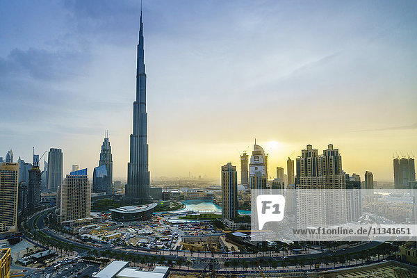 Burj Khalifa und Downtown Dubai bei Sonnenuntergang  Dubai  Vereinigte Arabische Emirate  Naher Osten