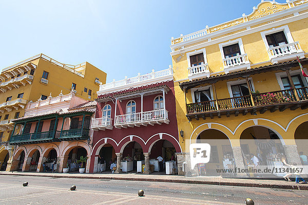 Traditionelle Häuser in der bunten Altstadt von Cartagena  Kolumbien  Südamerika