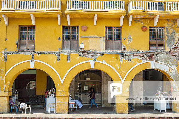 Traditionelle Bögen in der farbenfrohen Altstadt von Cartagena  Kolumbien  Südamerika