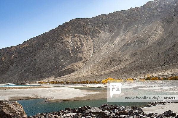 Der kristallklare Fluss Shyok im Khapalu-Tal bei Skardu  Gilgit-Baltistan  Pakistan  Asien