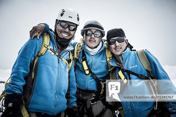 Sherpas kehren zum Everest-Basislager zurück  nachdem sie die Ausrüstung zum Lager 2 gebracht haben  Region Khumbu  Nepal  Asien