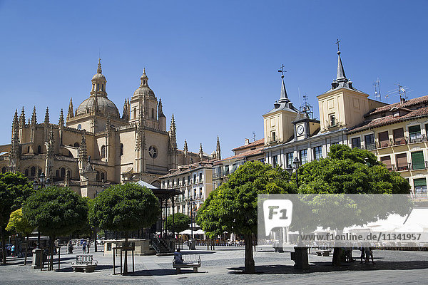 Cathedral on left and Town Hall on right  Plaza Mayor  Segovia  UNESCO World Heritage Site  Castile y Leon  Spain  Europe
