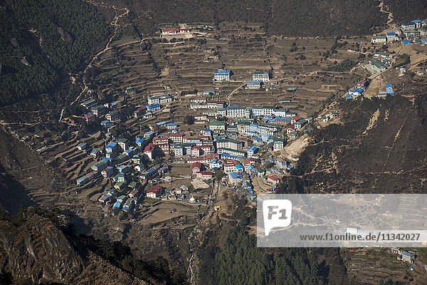 Ein Blick von Kongde auf Namche  das größte Dorf in Khumbu  Everest-Region  Nepal  Asien