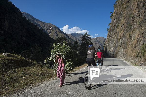 Mountainbiking in der Nähe der tibetischen Grenze  Nepal  Asien