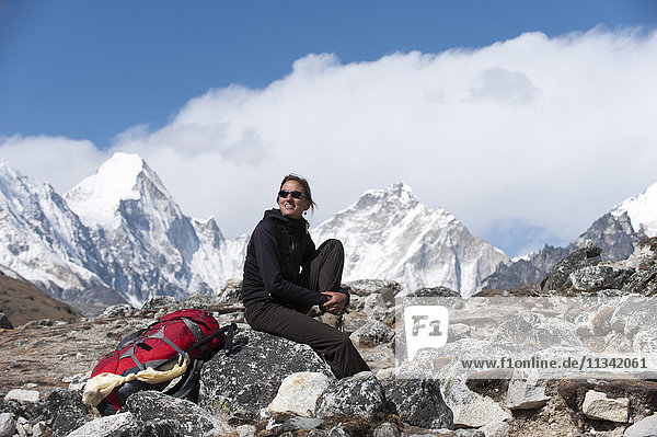 Eine Trekkerin auf dem Weg zum Everest Base Camp hält an  um die Aussicht zu genießen  Khumbu Region  Himalaya  Nepal  Asien