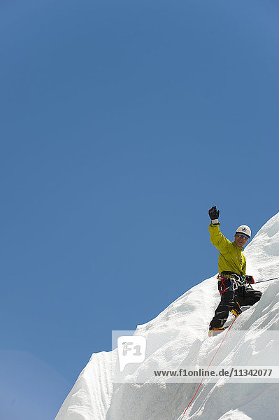 Ein Bergsteiger übt an einer Eiswand als Vorbereitung für die Besteigung des Everest  Khumbu-Region  Nepal  Asien