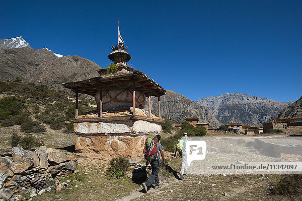 Ein kleiner Chorten neben dem Weg in der Nähe von Ringmo in der abgelegenen Dolpa-Region  Himalaya  Nepal  Asien