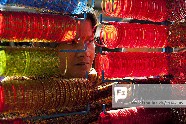 Ein Straßenstand mit bunten Glasarmreifen  Nepal  Asien