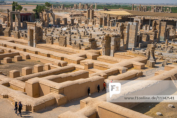 Überblick über Persepolis vom Grab des Artaxerxes III  Palast der 100 Säulen in der Mitte  Schatzkammer im Vordergrund  UNESCO-Weltkulturerbe  Iran  Naher Osten
