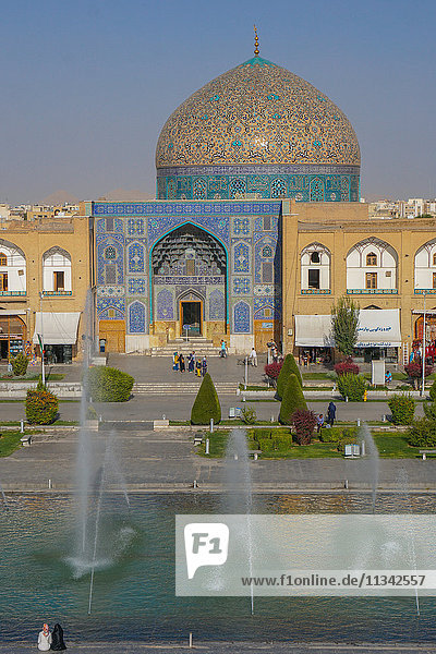 Blick über den Naqsh-e (Imam) Platz vom Ali Qapu Palast gegenüber der Sheikh Lotfollah Moschee  UNESCO Weltkulturerbe  Isfahan  Iran  Naher Osten