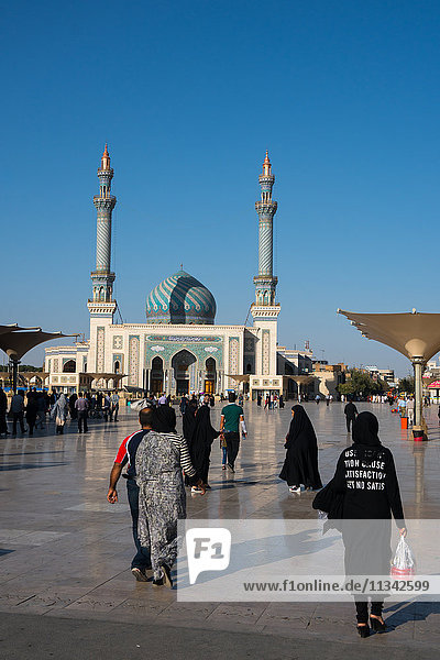Astane-Platz vor der Imam-Hassan-Moschee  ungewöhnlich anspruchsvolle Botschaft (Can't Get No Satisfaction) auf dem Rücken eines Mädchens  Iran  Naher Osten