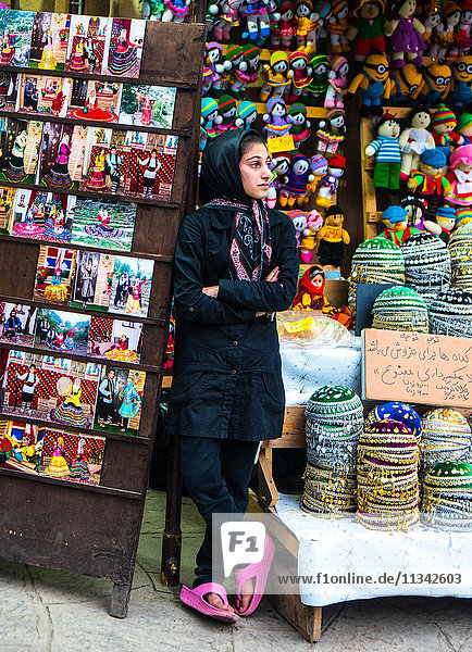 Straßenverkäufer von Schädelkappen und Puppen  Masuleh  Iran  Naher Osten
