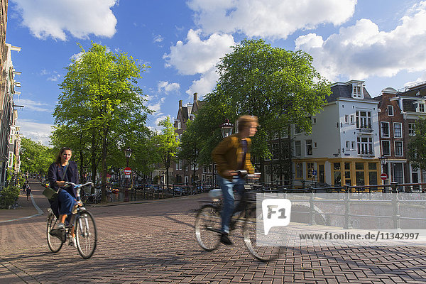Radfahrer auf Brücke  Amsterdam  Niederlande  Europa