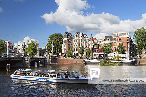 Touristisches Kreuzfahrtschiff auf dem Fluss Amstel  Amsterdam  Niederlande  Europa
