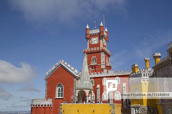 Kapelle im Vordergrund und Uhrturm im Hintergrund  Penna National Palace  Sintra  UNESCO-Weltkulturerbe  Portugal  Europa