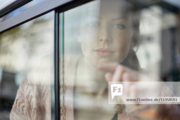 Junge Frau hinter einem Autofenster