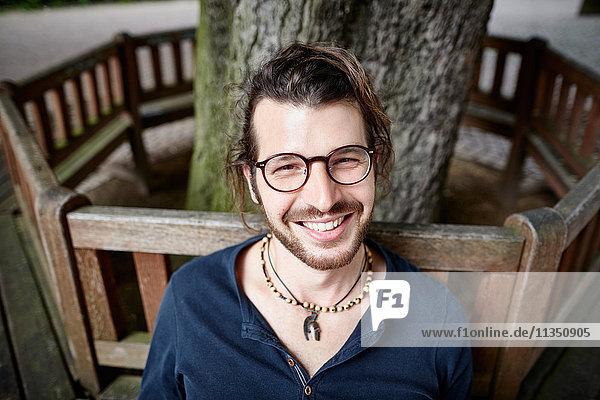 Portrait eines lächelnden jungen Mannes