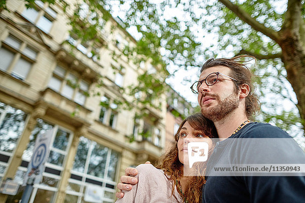 Junges Paar umarmt sich im Freien