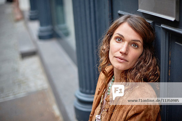 Portrait einer jungen Frau an einer Tür