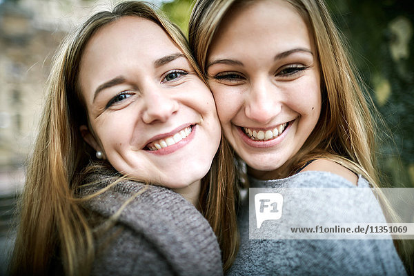 Portrait von zwei lächelnden jungen Frauen im Freien