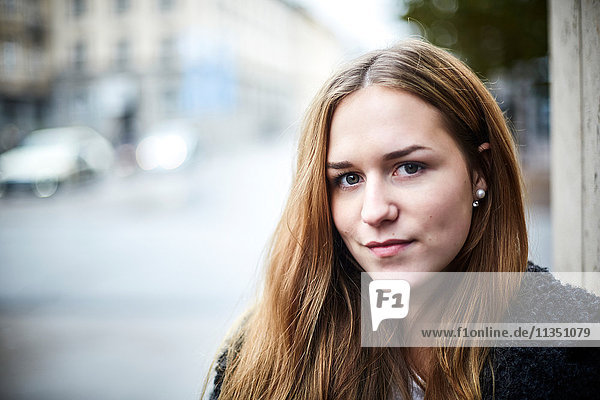 Portrait einer jungen Frau im Freien