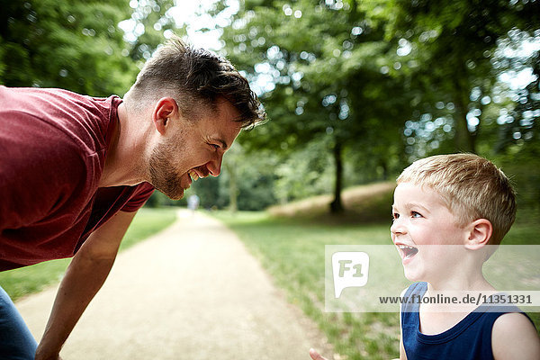 Fröhlicher Vater und Sohn im Park