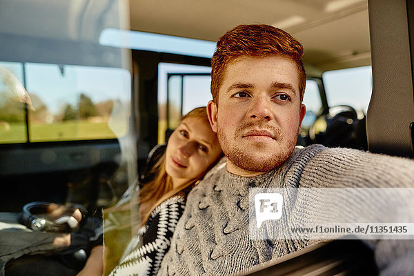 Entspanntes junges Paar in einem Auto