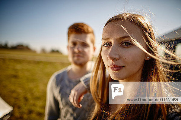 Portrait eines jungen Paares im Freien