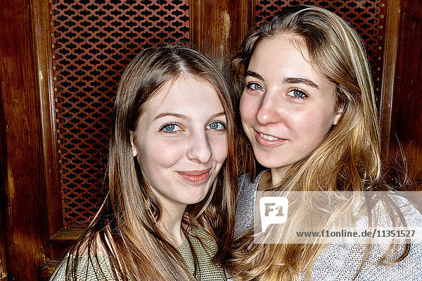 Portrait von zwei lächelnden jungen Frauen