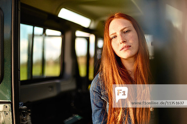 Portrait einer jungen Frau im Auto