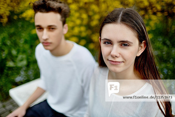 Portrait einer Teenagerin mit Freund im Freien