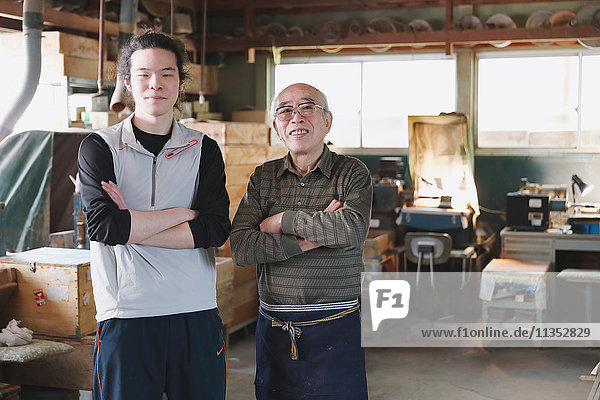 Edo Kiriko - traditionelle japanische Glaskunsthandwerker im Atelier