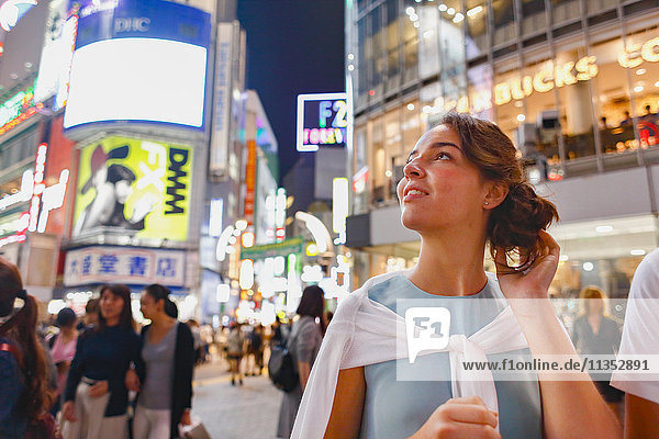 Kaukasische Frau beim Sightseeing in Tokio  Japan