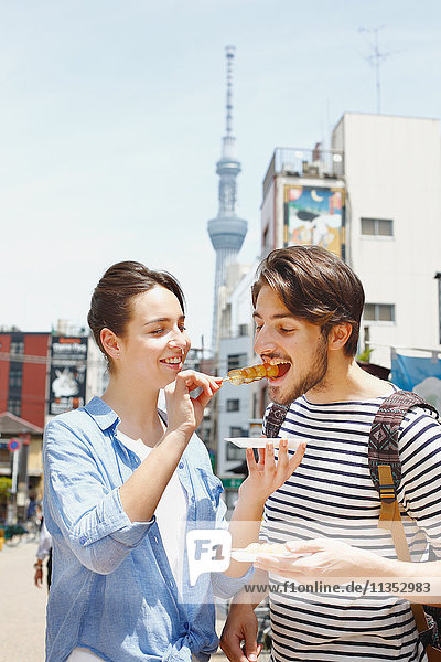 Kaukasisches Paar beim Sightseeing in Tokio  Japan