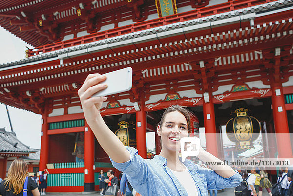 Kaukasische Frau beim Sightseeing in Tokio  Japan