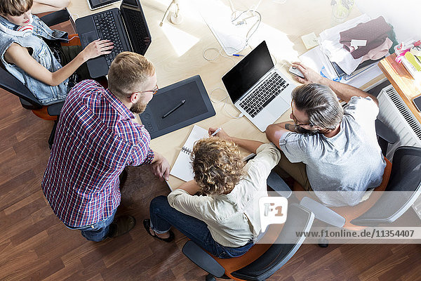 Overhead-Ansicht Design-Profis arbeiten an Laptops in Sitzung