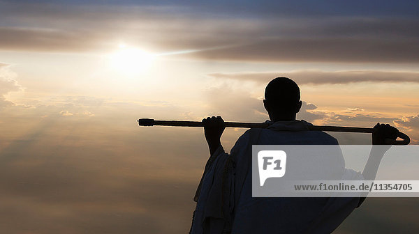 Mann mit Stock beim Sonnenuntergang  Lalibela  Äthiopien