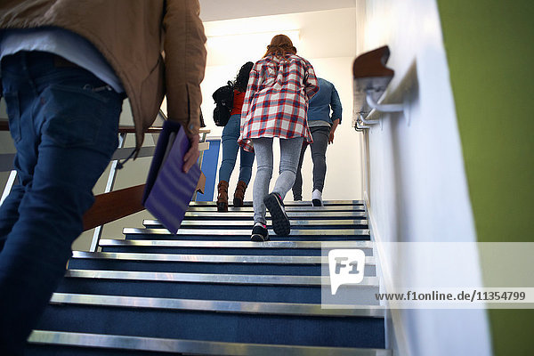 Junge erwachsene College-Studenten gehen eine Treppe hinauf