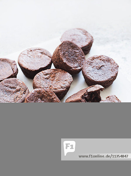 Schokoladen-Brownies auf fettdichtem Papier
