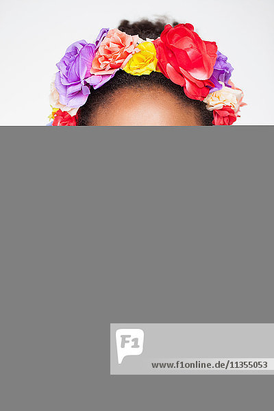 Porträt einer Frau mit Blumenstirnband  die in die Kamera schaut