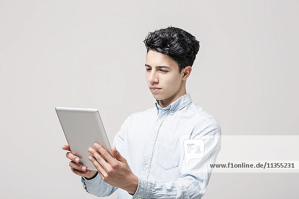 Junger Mann benutzt digitales Tablett