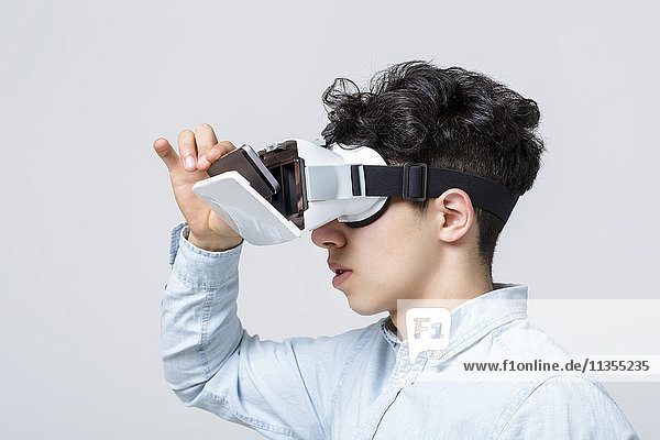 Seitenansicht eines jungen Mannes mit Virtual-Reality-Headset