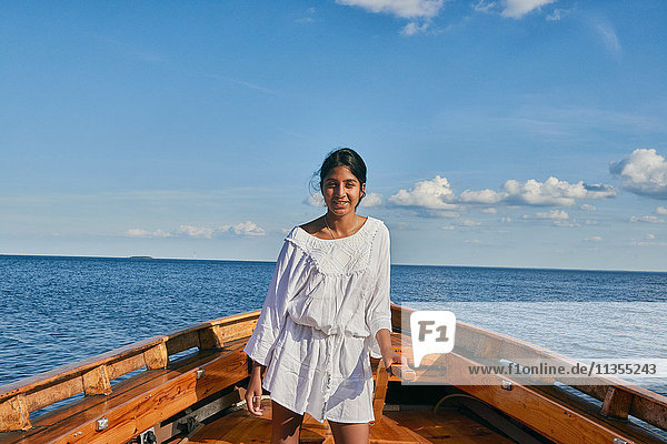 Junge Frau auf einem Boot