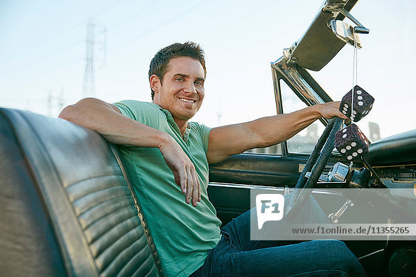 Mann im Cabriolet schaut lächelnd in die Kamera  Los Angeles  Kalifornien  USA