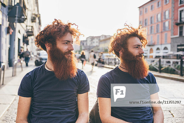 Junge männliche Hipster-Zwillinge mit roten Haaren und Bärten auf der City Street