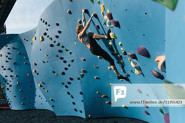Junge Frau an der Kletterwand Brooklyn Bridge Park Brooklyn New York USA
