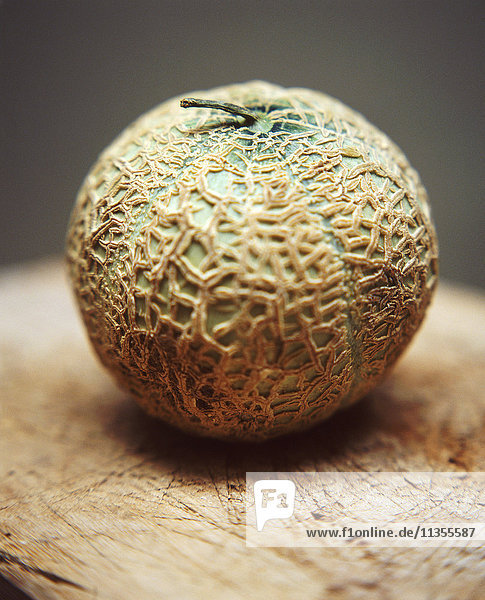 Cantaloupe-Melone auf rustikalem Holzbrett