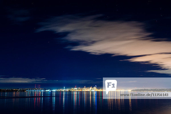 Ferne Skyline und Stadtlichter bei Nacht  Seattle  Washington  USA