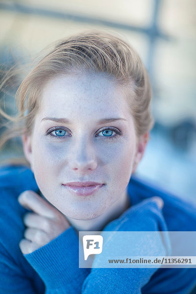 Nahaufnahme eines Porträts einer jungen Frau mit blauen Augen